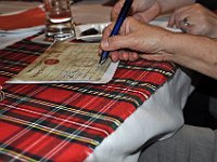 DSC 0641  Akribisch werden die Whiskies beurteilt.