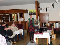 P1220284  Ulrike kredenzt wie immer den Whisky.