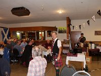 P1220285  ... und Rolf trägt die Last der Trinksprüche.